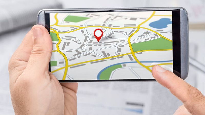 CarLocator: Präzise Erfassung des Fahrzeugstandorts auf dem Autohausgelände.   ( iStock.com/Zerbor/1214656729/attRiBut GmbH)