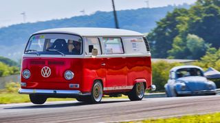 Seltener Anblick auf einer Rennstrecke; doch beim Aircooled Race Weekend auf dem Bilster Berg gibt es auch scharfe gemachte Fahrzeuge wie diesen VW Bus T2a zu bestaunen. (Bild: FT PHOTOGRAPHY)