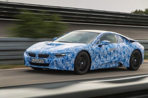 Der BMW i8 kann bis zu 35 km rein elektrisch und damit emissionsfrei fahren (Bild: BMW)