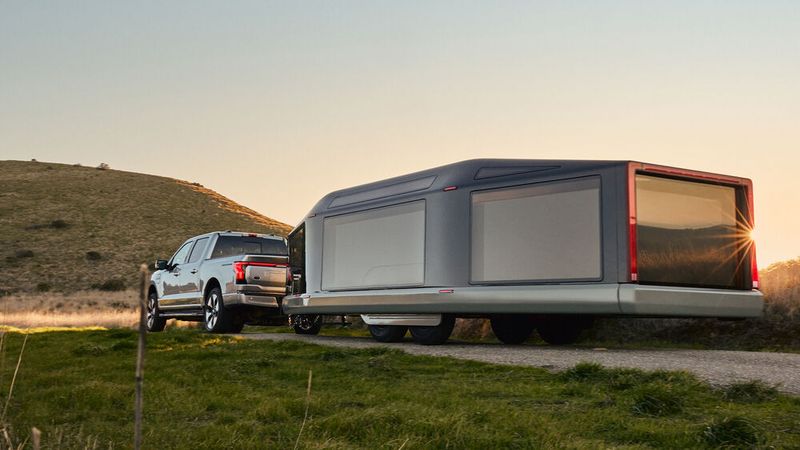 Der Wohnwagen L1 hat einen eigenen E-Antrieb, der potenzielle Reichweiteneinbußen seiner Zugfahrzeuge neutralisieren soll.(Bild:  Lightship)