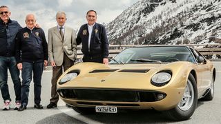 Der Lamborghini Miura war nicht für Rennstrecken konzipiert, verjagte aber dafür Ferrari von der Überholspur. Im Bild der Supersportwagen mit seinen Entwicklern Regiani, Stanzani, Gandini und Dallara (v.l.). (Lamborghini)