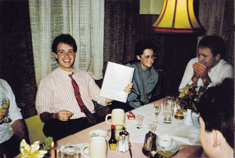 Das wohl wichtigste Präsent der ersten Weihnachtsfeier 1987 war die Partnerurkunde von IBM. (Bild: FuM)