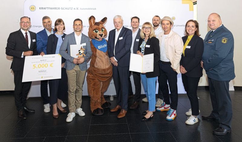 Preisträger, Laudatoren und Spendenempfänger des 42. KS Energie- und Umweltpreises; links Ole Eilers, Präsident des Automobilclubs KS(Bild:  Automobilclub KS)