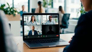 Ein unbedacht weitergeleiteter Meeting-Link reicht oft schon aus, um Unbefugten Zugang zu verschaffen. Viele Unternehmen wissen nicht einmal, wer Zugriff auf ihre Kommunikationsdaten hat. (Bild: Gemini / KI-generiert)