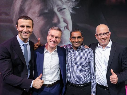 (Reply war von Beginn an Co-Entwicklungspartner der Deutschen Telekom bei der Einführung von Access 4.0, hier bei der Vereinbarung im Februar 2019: Filippo Rizzante, Reply; Robert Soukup, Deutsche Telekom; Ram Velaga, Broadcom und Hannes Gredler, RtBrick (v.l.n.r.). (Bild: Deutsche Telekom))