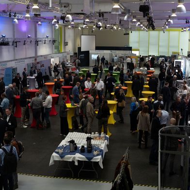 Traditionell wird die Fachtagung wieder von einer Ausstellung begleitet, auf der sich rund 25 Firmen aus der FTS-Branche präsentieren. (Bild: Fraunhofer IML/Sebastian Beierle)