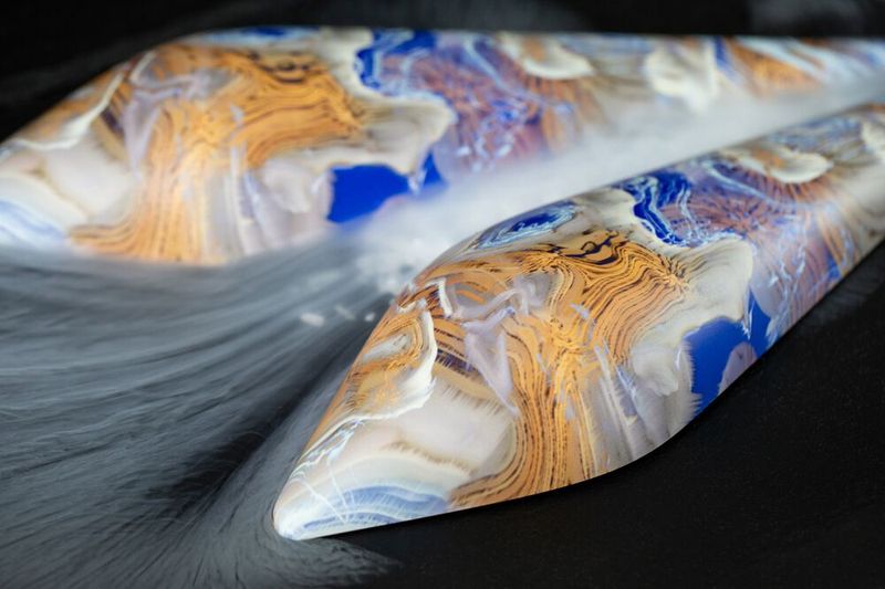 Wie es aussehen kann, wenn der Faktor Nachhaltigkeit von Beginn an berücksichtigt wird, demonstrierte Kurz anhand der inspirierenden Visionary-Design-Kollektion „Spacewood Experiment“. Bei ihrer Entwicklung waren unkonventionelle und kreative Ansätze gefragt; für die Umsetzung wurden ausschließlich recycelte und/oder organische Rohstoffe verwendet. Es geht bei diesem Konzept um eine völlig neue, visionäre Interpretation von Holz – inspiriert von der Frage, welche Optik und Haptik dieses Material auf anderen Planeten hätte.  (Bild: LEONHARD KURZ Stiftung & Co. KG)