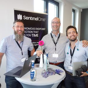 (v. l.) Andreas Bäumer und Alexander Kehl mit dem Geburtstagskind Matthias Canisius, SentinelOne.(Bild: IT-BUSINESS)