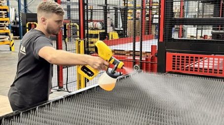 Aufbringen der TS-Schutzschicht von Pyrodura auf die Auflageleisten: Innerhalb weniger Minuten, ohne zusätzliche Vorbereitung. Reduzierte Anhaftung von Schlacke und deutlich geringerer Reinigungsaufwand im laufenden Betrieb.(Bild:  Pyrodura)