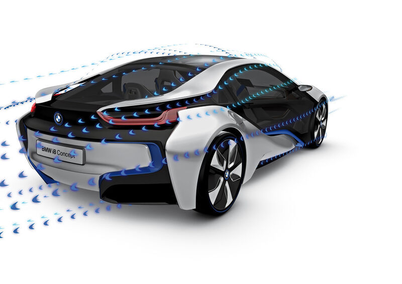 Der BMW i8 startet ab Juni 2014 auf sportliche und umweltfreundliche Weise auf den Straßen durch. (BMW)