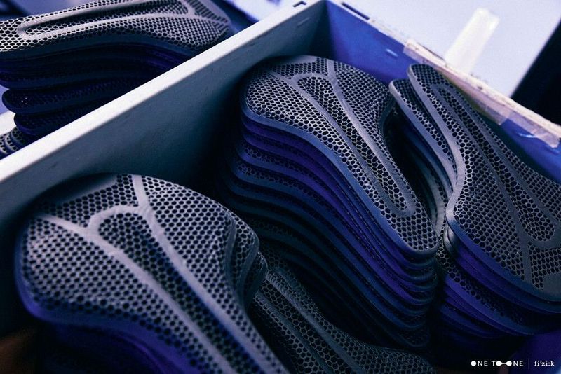 Die per 3D-Druck und smarten Systemen gefertigten, individualisierten Fahrradsättel haben die Qualistässicherung erolgreich durchlaufen und sind fertig zum Versand. Übrigens steht diese Fahrradsatteloptimierung nicht nur für Profiradler parat, wie Fizik betont. (Bild: Fizik)