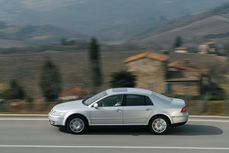Als VW mit Phaeton und Touareg in die Oberklasse drängte, ging es nicht darum, zu anderen Marken aufzuschließen, sondern sie zu übertreffen. Integraler Bestandteil dieser Strategie war der mächtige V10 TDI, ein Vollaluminium-Motor mit zwei Turboladern und Pumpe-Düse-Einspritzung. (Volkswagen)