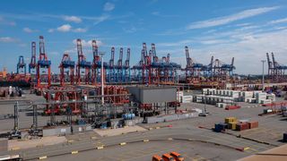Blick auf das Eurogate-Containerterminal am Hamburger Hafen. Die Deutsche Telekom AG informiert jetzt, dass sie das Terminal mit einem 5G-Campusnetzwerk ausrüsten wird. Als Antennenträger fungieren dabei die dort befindlichen Lichtmasten. (Bild: Deutsche Telekom / N. Ittermann)