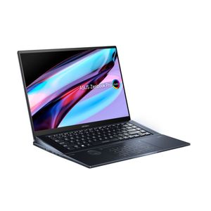 Beim Zenbook Pro wird die Tastatur dank 360°-Ergo-Lift-Scharnier für ergonomisches Tippen angehoben.