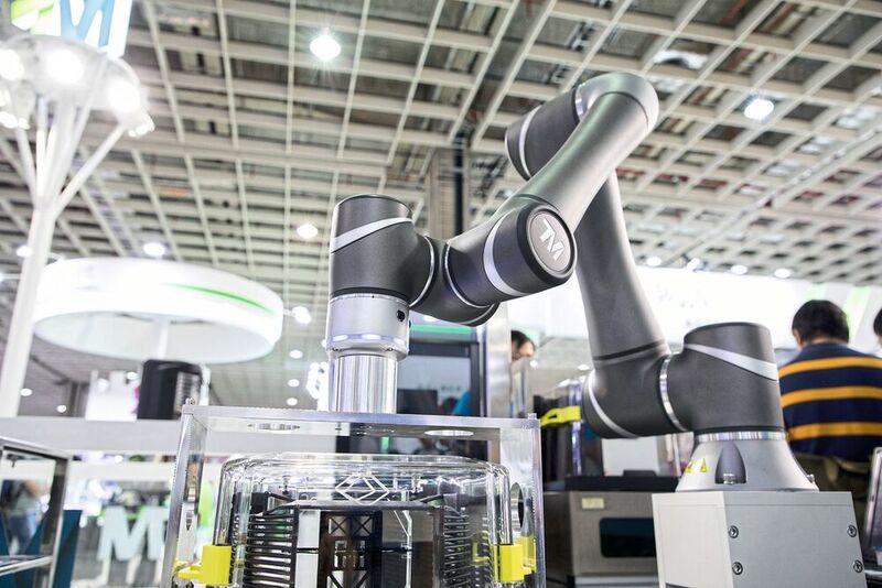 Damit Roboter sicher kollaborieren, greifen buchstäblich alle Automatisierungstechnologien ineinander. (Quanta Storage/Omron)