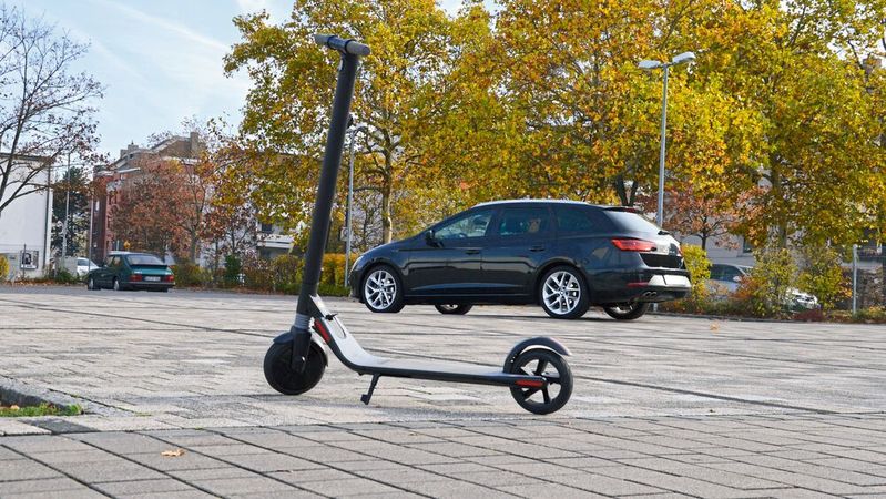 Die Vermarktung von  Elektro-Kickscootern hält kaum ein Händler für ein lukratives Geschäftsfeld.(Bild:  Achter)