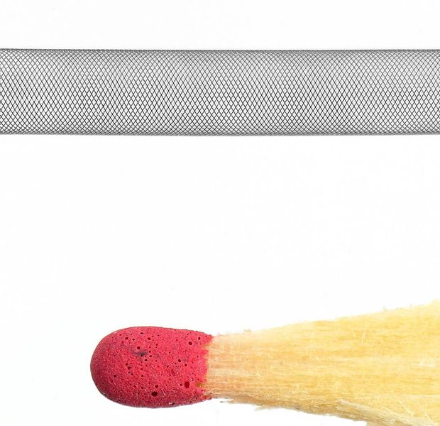 Unglaublich filigran: Ein aus Nitinoldrähten geflochtener Stent im Vergleich mit einemStreichholzkopf. (Bild: Contrinex/Koerting)