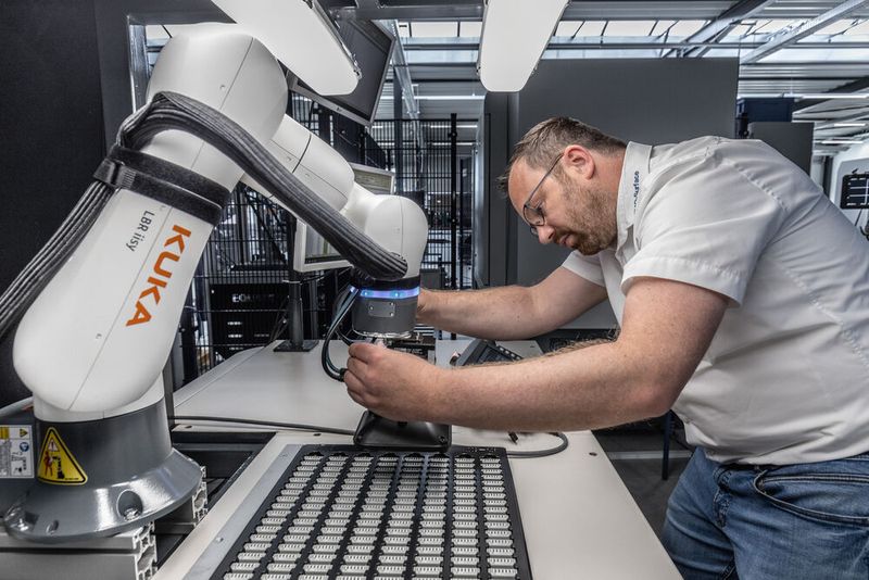 Bastian Fest, Geschäftsführer von FMO Surface, freut sich über die leichte Bedienbarkeit des Cobots, der Einsteigern den Zugang zur Robotik ermöglicht. (Bild: KUKA)