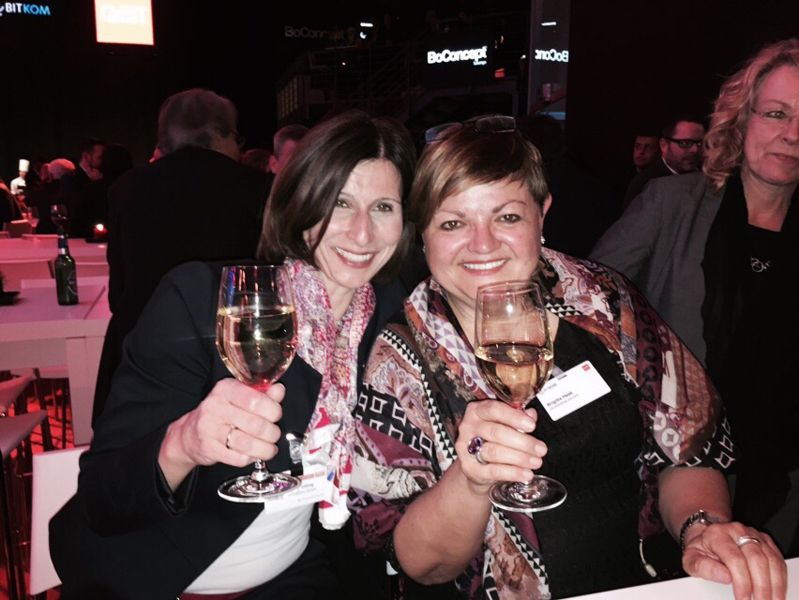 Krönender Abschluss: Die Organisatorinnen Daniela Schilling und Brigitta Haak stießen auf der BITKOM Executive Night auf den erfolgreichen Kongress an.  (Bild: Vogel IT-Akademie)