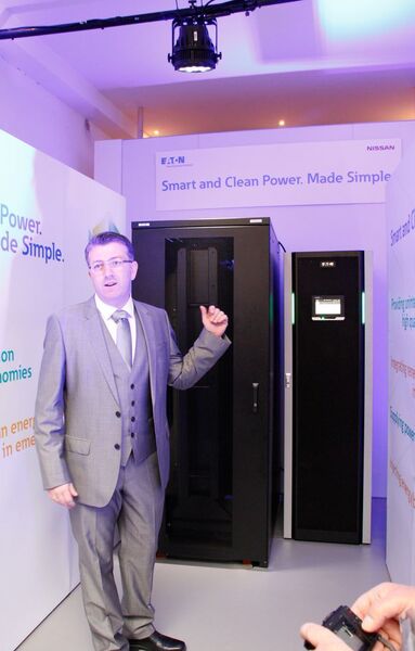 Frabrice Roudet, Data Center Automation solutions bei Eaton, stellt das neue System vor, welches im Maison Varenne in Paris installiert ist. Die Anlage ist direkt in die Elektroinstallation des Hauses eingebunden und versorgt die komplette Beleuchtung mit Strom. (Richter/konstruktionspraxis)
