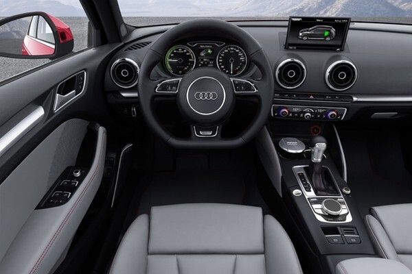 Audi präsentiert den Plug-In-Hybrid A3 e-tron auf dem Genfer Automobilsalon 2013 (Bild: Audi)