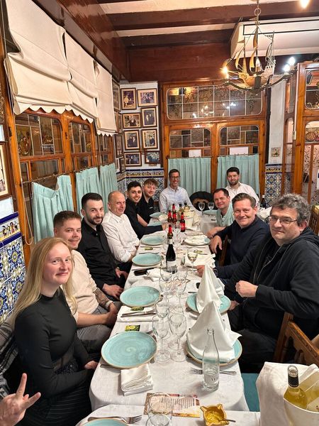 (v. l.) Shannon Baumann und Jonas Wroblewski (e-systems), Eric Demurchyan und Christoph Borchert (S&K), Collin Gall und Marlon Fischer (Lang AG), Fabian Scholz und Daniel Parchmann (komma, tec) und (v. r.) Uwe Simons und Ingo Schneider (Neomounts) und Ole Jacobs (iiyama)  (Bild: Vogel IT-Medien)