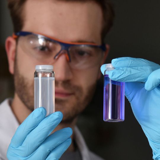 An der Universität Jena wird an funktionalisierten Polymer-Nanopartikeln geforscht.(Bild:  Anne Günther/ Universität Jena)