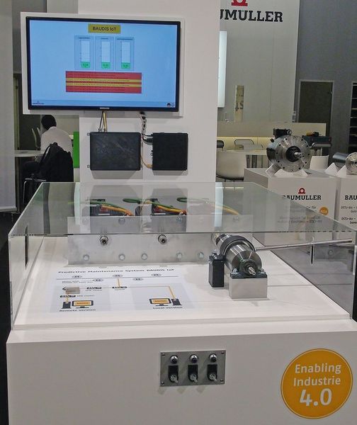 Bei «BAUDIS IoT» handelt es sich um ein IoT-fähiges Diagnose- und Kommunikationssystem, welches eine einfache Vernetzung von Maschinen und Anlagen via Internet und die intelligente Analyse von Daten ermöglicht. Durch Smart-Data-Analyse werden Fertigungsfehler vermieden und die Produktivität erhöht, und dies ganz automatisch durch einen selbstregelnden Machine-­Learning-­Prozess. (Baumüller)