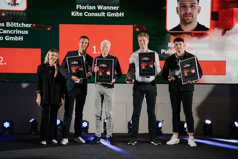 Lydia Hundsdörfer und die Gewinner der Cloud Native Rockstar Awards 2025 in der Kategorie Provider: Johannes Böttcher & Bas Cancrinus (netgo software, 2. Platz), Florian Wanner (Kite Consult, 1. Platz), Robin Nemetz (Public Cloud Group, 3. Platz).  (Bild: Manuel Emme Fotografie / Vogel IT-Akademie)