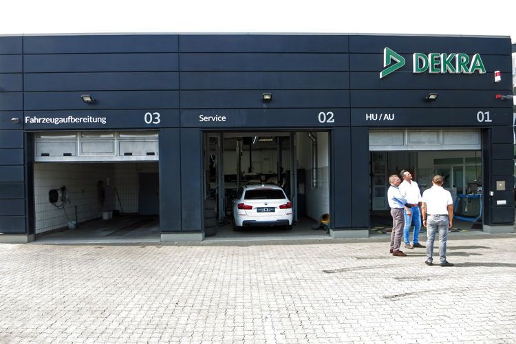 In der Werkstatthalle stehen drei Hebebühnen-Arbeitsplätze zur Verfügung. (Bild: Schreiner/»kfz-betrieb«)