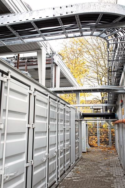 Bild 7: Versorgungsleitungen von der Kältetechnikanlage (links im Container) zum Voltavision Labor Riemke.  (Bild: Voltavision)