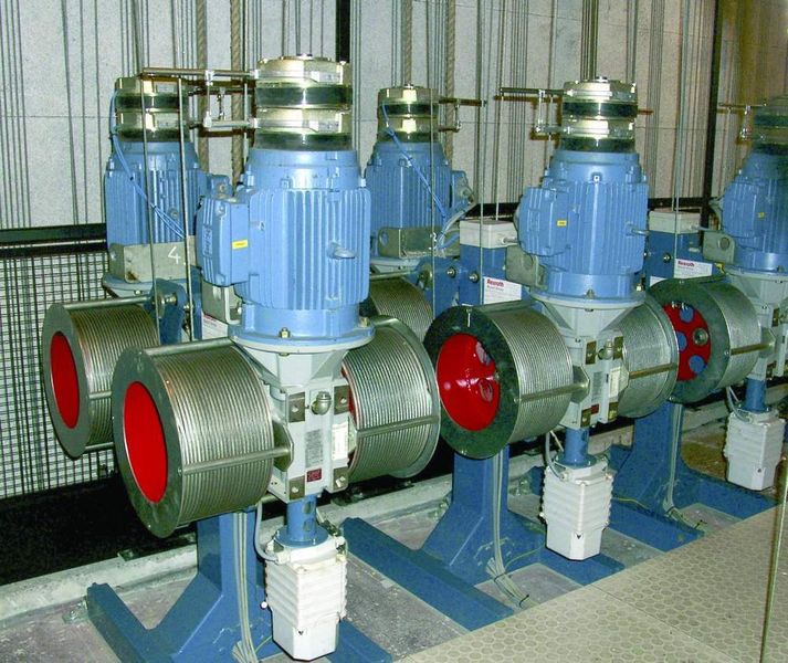 Punkt-Zugwinden im Maschinenraum des Bühnenturms bewegen die Obermaschinerie. Bild: Michel (Archiv: Vogel Business Media)