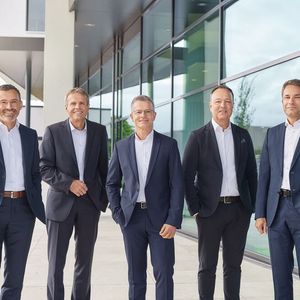 Das neue Vetter-Führungsteam ab 1. Januar 2025: Titus Ottinger, Thomas Otto, Henryk Badack, Peter Sölkner, Carsten Press (v.l.n.r.). (Bild:  Vetter Pharma International)