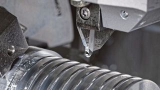 Lange Späne, Aufbauschneiden, raue Oberflächen: Lang­spanende Aluminium­legierungen (mit nur niedrigem Anteil an Silizium) lassen sich nur schwierig stechdrehen. (Horn – Sauermann)