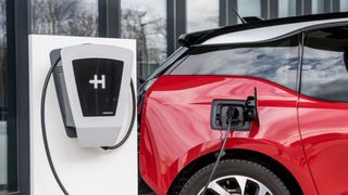 Wallboxen, ob nun von freien Lieferanten oder von den Autobauern selbst, sind gefragt. Und die neue staatliche Förderung dafür erst recht. (Bild: Heidelberger Druckmaschinen)