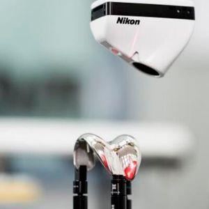 Der neue LC15Dx von Nikon bei der Überprüfung eines medizinischen Implantats. Es können folglich auch reflektierende, frei geformte Oberflächen präzise mit dem Laserscanner erfasst werden.(Bild:  Nikon Industrial Metrology)