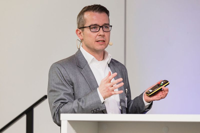 Jens-Christian Poppe von Bungartz demonstrierte überzeugend, wie selbstregelnde Pumpen die Investitionskosten verfahrenstechnischer Anlagen drastisch reduzieren können.  (Bild: Stefan Bausewein)