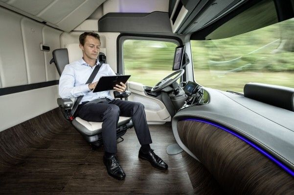 Der Mercedes-Benz Future Truck 2025: Weltpremiere der spektakulären Studie des Lkw von morgen – autonome Fahrt in eine faszinierende Zukunft (Mercedes-Benz)