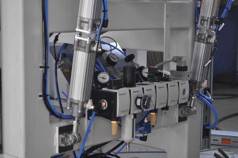 Der Aventics-PRA-Zylinder nach ISO 15552 kann mit Zwischenflansch als Mehrstellungszylinder aufgebaut werden. Zudem bietet jeder PRA-Zylinder umfassende Möglichkeiten der Sensorbefestigung. (Bild: Aventics)