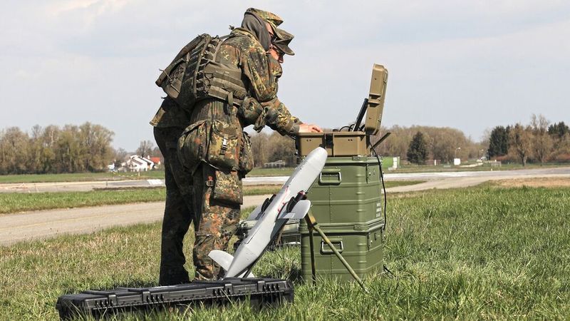 Soldaten erproben einen Demonstrator im Innovationslabor der Bundeswehr in Erding.(Bild:  © 2025 Bundeswehr/Heike Westhöfer)