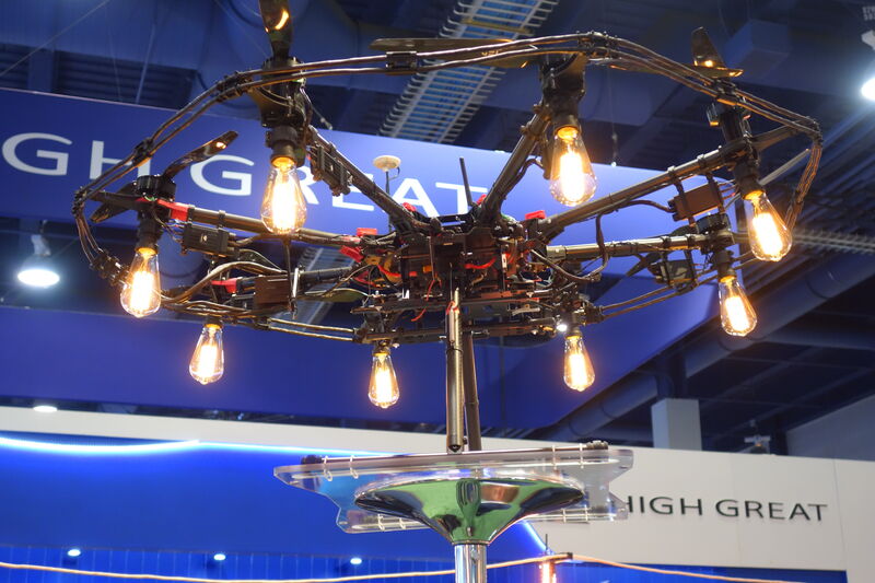 Eine Drohne als Kronleuchter - mobile Lichtquelle für jeden Anlass. (IT-BUSINESS)