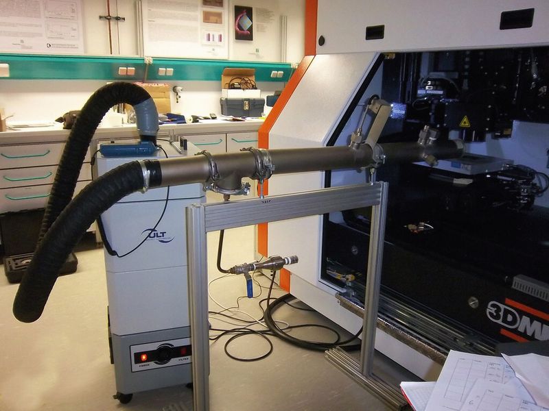 Um der Charakterisierung der Partikelphase an einem UKP-Laser auf den Grund zu kommen, wurde ein Messaufbau aus Absaugrohr, Messstrecke und dem Absauggerät LAS 200 installiert. (Bild: ULT)