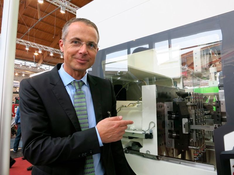 Christoph Lhota, Leiter des Geschäftsbereichs Medical bei Engel Austria, zeigt stolz auf die Engel E-Motion 170/80 TL, die während der Messe Nadelhalter für 1-ml-Sicherheitsspritzen produziert. (Bild: Schäfer)