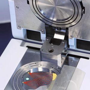 Mittels infrarotem Laserstrahl und Fluoreszenz-Quenching lassen sich Barrierefolien gleichzeitig auf ihre Wasserdampf- bzw. Sauerstoffdurchlässigkeit untersuchen. Die Messtechnik findet Anwendung in der OLED-Technik, der Medizintechnik und der Lebensmittelindustrie.(Bild:  Amac Garbe/Fraunhofer IWS)