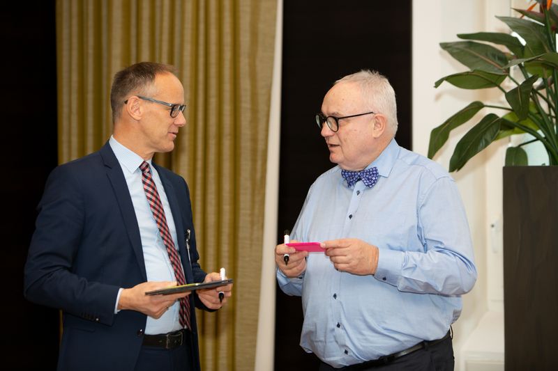 Auch Markus Losert (l.), CIO und Leiter des Amtes für Informationstechnik der Stadt Karlsruhe, und Henning Lühr suchen das gemeinsame Gespräch ... (Gaby Ahnert – Eventfotograf)