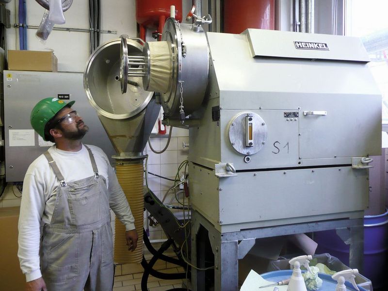 Example — inverted filter centrifuge: only a single engineering tool is needed for configuration, which simplifies engineering. (Archiv: Vogel Business Media)