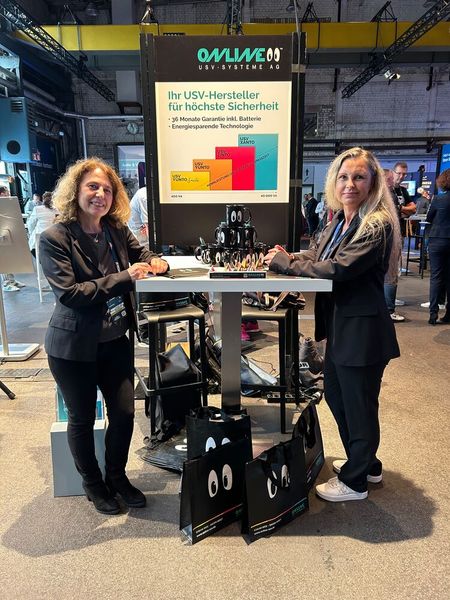 Am Stand von Online USV mit Sylvia Wurms (l.) und Mandy Scholz (beide Online USV)  (Bild: Vogel IT-Medien)