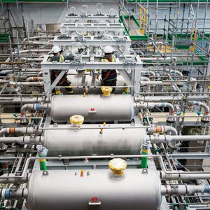 Die einzelnen „Stacks“ sind unter anderem über Wasser- und Gasrohre mit weiteren Komponenten wie Wärmetauschern, Gasseparatoren und Gleichrichtern verbunden.(Bild:  BASF)