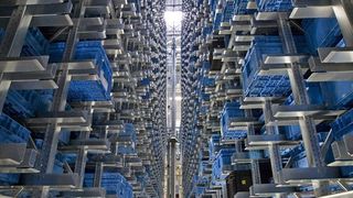 In luftiger Höhe: Die Regalbediengeräte fahren im neuen automatischen Kleinteilelager bis zu 14 m hoch.  Bild: Daimler (Archiv: Vogel Business Media)