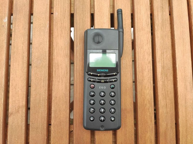 Gekauft für die CeBit 1999: Das E10D war eines der ersten Siemens-Mobiltelefone mit Lithium-Ionen-Akku. (Vogel IT-Medien)